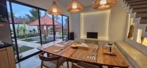 Peaceful 2BR House with Rice Field View Near Beach & Local Spots