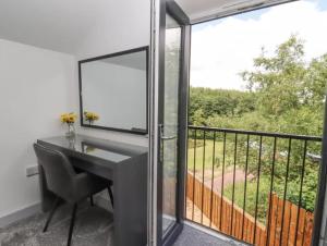 The View - Private Car Park with CCTV - Fast WiFi - Peaceful Retreat with Views for Business or Couples