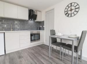 The View - Private Car Park with CCTV - Fast WiFi - Peaceful Retreat with Views for Business or Couples