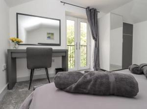 The View - Private Car Park with CCTV - Fast WiFi - Peaceful Retreat with Views for Business or Couples