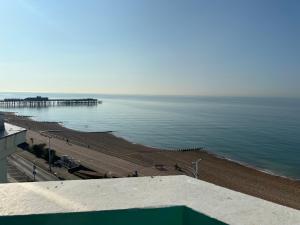 Seafront balcony, lovely spacious relaxing flat