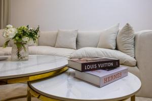 Modern 1BR with High Floor Near Mall & Tram