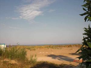 adosado a 50m de la playa el cargador