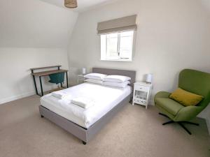 Rural Retreat near West Wittering Beach! Dog Friendly & Free Parking - Ideal Weekend Getaway! Chichester Holiday Properties