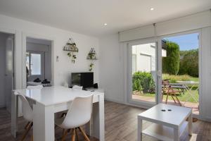 Apartament amb piscina i aparcament - Baixos amb jardinet