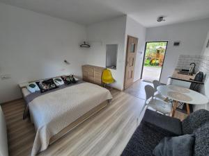 Noclegi u Loni- pokoje studio w zacisznym centrum nad morzem z parkingiem