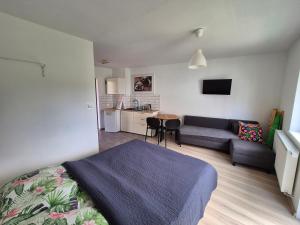 Noclegi u Loni- pokoje studio w zacisznym centrum nad morzem z parkingiem