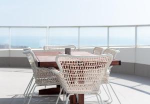 Global Properties, Nuevo apartamento con piscina privada y terraza con vistas al mar