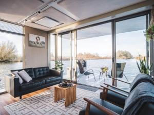 AquaHome - Woudrichem - Bijzonder overnachten op een houseboat aan de Afgedamde Maas