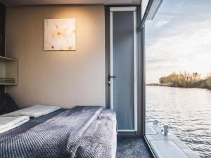 AquaHome - Woudrichem - Bijzonder overnachten op een houseboat aan de Afgedamde Maas