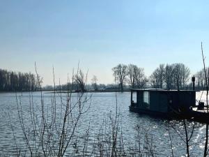 AquaHome - Woudrichem - Bijzonder overnachten op een houseboat aan de Afgedamde Maas