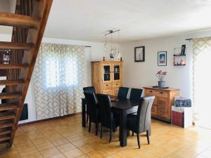 Maisons de vacances Villa with pool : photos des chambres