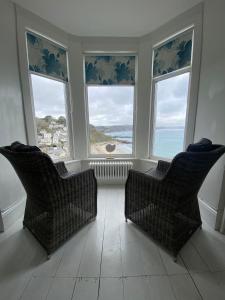 Cornwall Large Beach House Sea & Beach Views - 4 Bedrooms & 3 Bathrooms