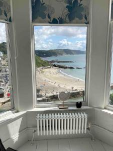 Cornwall Large Beach House Sea & Beach Views - 4 Bedrooms & 3 Bathrooms