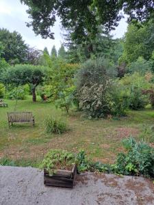 B&B / Chambres d'hotes Vaste chambre independante sur grand jardin borde d-une riviere : photos des chambres