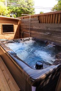 100度越えサウナ,森林浴,絶景パノラマビュー,森の中の隠れ家,星見ジャグジー---ハーミットたいとう---