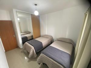 Departamento sobre AVENIDA con BALCON