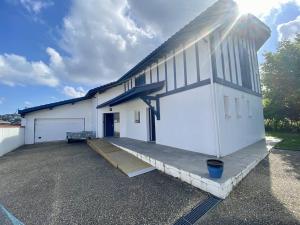 Maisons de vacances Bidart : Grande maison 4 chambres proche plages, 8 pers, au calme - FR-1-495-151 : Maison de Vacances