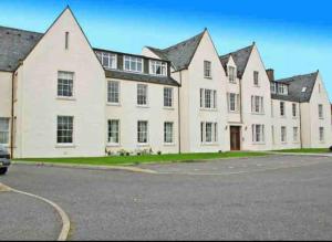 Old Edinburgh Court Apartment