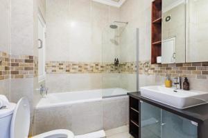 Exquisite Emerald Stay at Ridgeton Modern Two Bedroom Apartment in the Heart of Umhlanga Ridge Sleeps 6