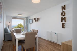 Apartament gran amb vistes al mar, piscina i pàrquing