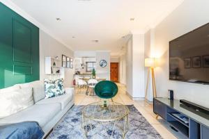 Exquisite Emerald Stay at Ridgeton Modern Two Bedroom Apartment in the Heart of Umhlanga Ridge Sleeps 6