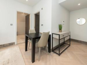 Stylish Central Flat with Private Rooftop Terrace Pass the Keys