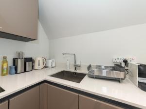 Stylish Central Flat with Private Rooftop Terrace Pass the Keys