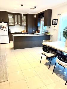 Private, Central, Sunny Guest Room in Welcoming Home