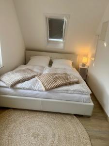 Dachgeschosswohnung Benther Berg, Contactless Check-in, free parking, Vollsaniert und Renoviert 2025