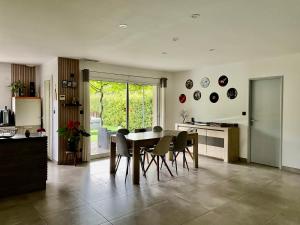 Maison climatisée avec grand jardin, piscine privée et Jacuzzi