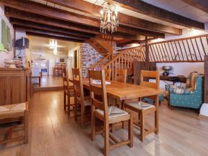 Maisons de vacances Holiday Home in Auvergne with Roofed Garden and Terrace : photos des chambres