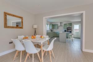 Luxury Isla Cottages Bourne, Dog Friendly with Garden, Parking, Countryside Views, Family Holidays & Easy Access to Town