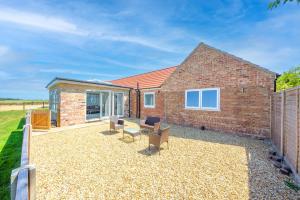 Luxury Isla Cottages Bourne, Dog Friendly with Garden, Parking, Countryside Views, Family Holidays & Easy Access to Town