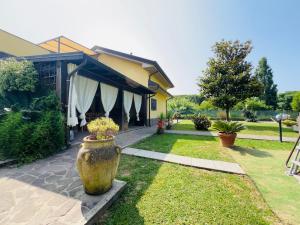 - Rustic Charm with Garden & Pool -