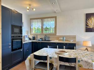 Appartements Bormes-les-Mimosas: Appt climatise, 5 couchages, parking, grande terrasse - FR-1-251-136 : photos des chambres