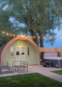 2 Elm Water lakeside hideaway