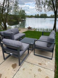 2 Elm Water lakeside hideaway