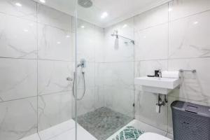 The Green Diamond - Stylish and Spacious Umhlanga Ridge Apartment - Rooftop Pool and King Beds