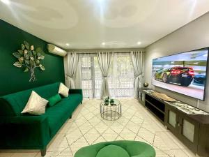 The Green Diamond - Stylish and Spacious Umhlanga Ridge Apartment - Rooftop Pool and King Beds