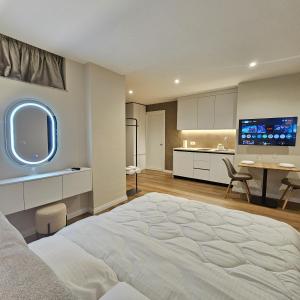 JACUZZI LIVING TIRANA center 3