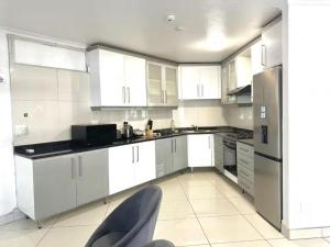 Blue Escape 2 Bed Apartment in Umhlanga with Complex Rooftop Braai & Pool