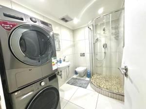 Blue Escape 2 Bed Apartment in Umhlanga with Complex Rooftop Braai & Pool