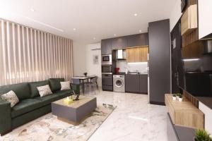 Luxury 1 BedRoom apartment Swaifyeh with Terrace, Kitchen, WiFi