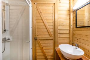 Campings Lodge 2 - Domaine Des Landes : photos des chambres