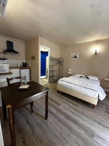 Studio 4 Aux volets bleus