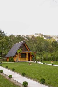 Sicevacka Bajka log cabin in a nature park
