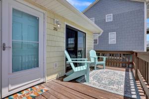New Renovated 3 bedroom home, pet friendly walking distance to Beach