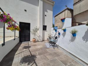 Cozy cottage with seaview and parking ideal for small family