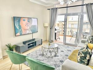 Elegant Emerald Stay at Ridgeton Modern Two Bedroom Apartment in the Heart of Umhlanga Ridge Sleeps 6